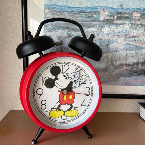 Disney Mickey Mouse Vintage Quartz Movement Clock From The 80's Keeps Good Time - Picture 1 of 11